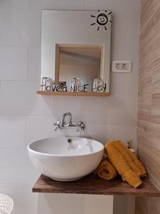 达鲁瓦尔Kuća za odmor Alea Rustica Daruvar的浴室设有白色水槽和镜子