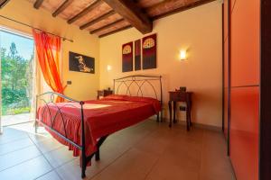 费拉约港Villetta San Martino的一间卧室配有一张红色床罩的床