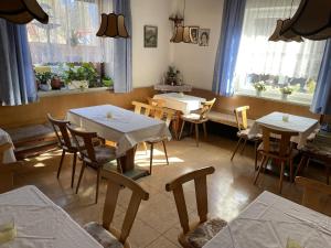 比伯维尔Haus Grünstein的用餐室设有桌椅和窗户。