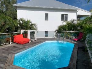 Cul de SacLe Cosmopolitain_ Appart 4/5p terrasse piscine的房屋前的游泳池