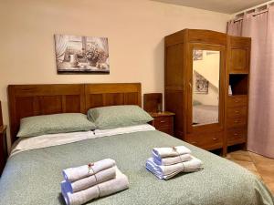 蒂沃利Villa Adriana House - alloggio turistico ID 18021的一间卧室配有两张带毛巾的床