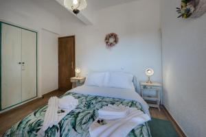 阿拉霍瓦Villa Dianne Apt 1 Livadi Arachovas的一间卧室配有一张带蓝色棉被的床