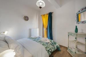 阿拉霍瓦Villa Dianne Apt 1 Livadi Arachovas的一间卧室设有一张床和一个窗口