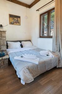 阿拉霍瓦Villa Dianne Apt 1 Livadi Arachovas的一间卧室配有一张大床和毛巾