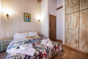 阿拉霍瓦Villa Dianne Apt 2 Livadi Arachovas的一间卧室配有一张床和一个木制衣柜