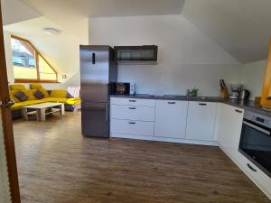 克拉尼斯卡戈拉Apartments Katja的厨房配有不锈钢冰箱和白色橱柜