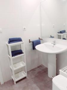 贝尼多姆Rainbow Rentals Marques 7的白色的浴室设有水槽和镜子