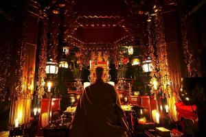 高野山高野山 宿坊 西禅院 -Koyasan Shukubo Saizenin-的一个人站在灯火通明的房间