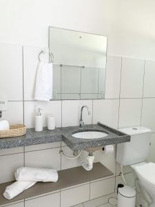 德奥多鲁元帅镇Casa Iva - Condomínio Fechado的白色的浴室设有水槽和镜子