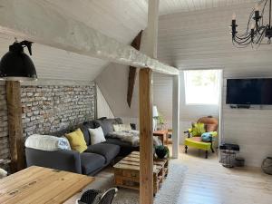 普鲁滕Tiny House Ostsee # Naturwerk的带沙发和电视的客厅
