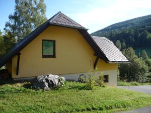 卢德维克夫Chata Danuše的前面有岩石的黄色房子