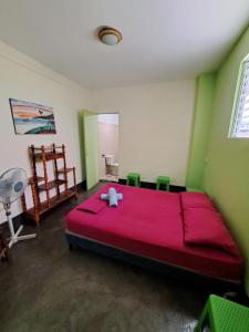 格拉纳达Hostal Mochilas的一间位于绿色客房内的红色卧室