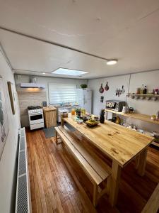 纳塔列斯港Patagonia Sweet Home的厨房中间设有木桌