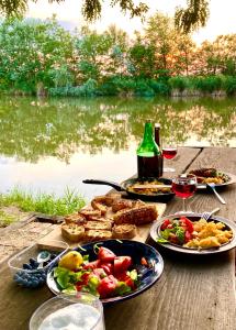森特什Hacienda Verde的餐桌,带食物盘和一瓶葡萄酒