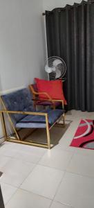 EvanderCheers的一间设有蓝色椅子和红色枕头的房间