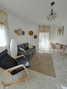 阿尔布费拉Apartamentos Roja Sol的客厅配有沙发和桌子
