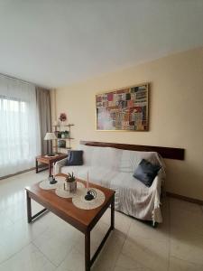 福恩吉罗拉nice apartment in hotel ronda 4 first beach line的客厅配有床和茶几