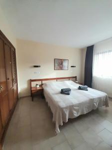 福恩吉罗拉nice apartment in hotel ronda 4 first beach line的卧室配有一张白色大床