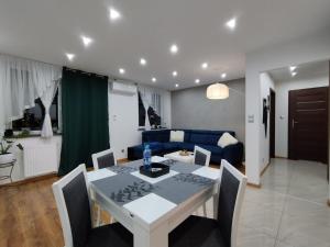 格沃古夫Apartament na Szewskiej的客厅配有桌子和蓝色沙发