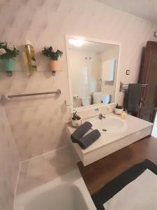 福恩吉罗拉nice apartment in hotel ronda 4 first beach line的白色的浴室设有水槽和镜子