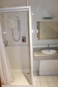 阿马山景旅馆的带淋浴和盥洗盆的浴室