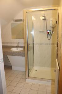 阿马山景旅馆的带淋浴和盥洗盆的浴室