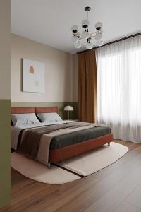 巴库Pera Hotel Baku的一间卧室配有一张大床和一个吊灯。