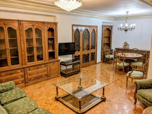 埃尔切Comunidad Valenciana 31的客厅配有木制橱柜和玻璃桌