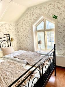 VarnhemKlostergårdens Vandrarhem的一间卧室设有一张床和一个窗口