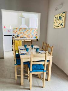 乌斯蒂卡Casa Gigé的厨房配有木桌、椅子和桌子