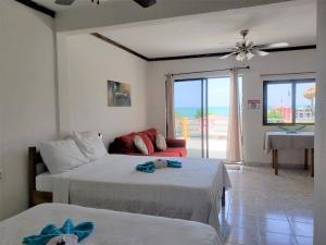 库尔克岛Beach Side Condos Caye Caulker by CCVH的海景客房 - 带两张床