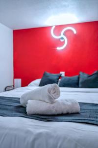 布西圣乔治Cosy Mezzanine的酒店客房设有两张带红色墙壁的床。