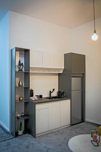 比托拉Magnolija Apartments的厨房配有白色橱柜和冰箱。