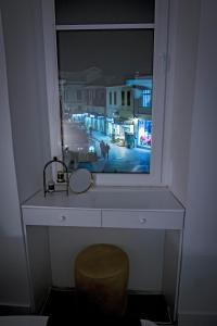 比托拉Magnolija Apartments的窗户,带镜子和椅子