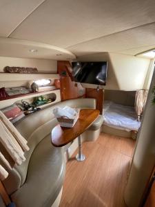 迪拜Yacht( boat )2 Beds, 1 Bath Dubai Eye Marina JBR的小房间设有桌子和床