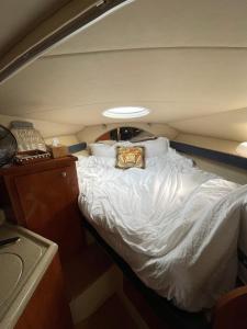 迪拜Yacht( boat )2 Beds, 1 Bath Dubai Eye Marina JBR的船中间的小床