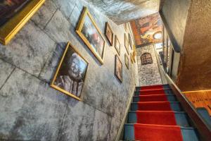 GarstonHogwarts Hideaway Themed Property的楼梯上方的墙上图片