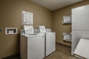 基斯通Silver Mill 8298的洗衣房配有2台洗衣机和烘干机