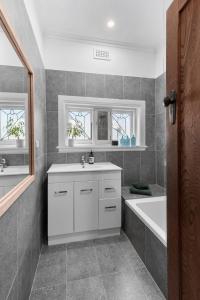 Geelong WestCharming Cottage Escape - Pet friendly!的带浴缸、水槽和浴缸的浴室