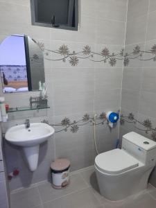 头顿Nhà Nghỉ An Toàn的一间带卫生间和水槽的浴室