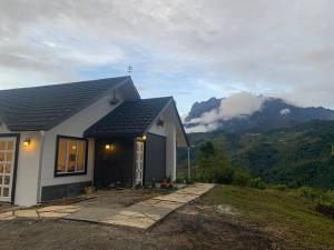 拉瑙Spectacular Mt Kinabalu view cottage的山景小房子