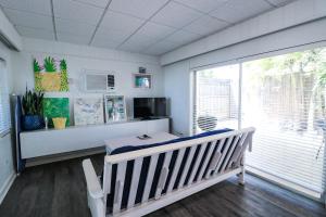 伊斯拉莫拉达Drop Anchor Resort & Marina的客房设有一张婴儿床和大窗户。