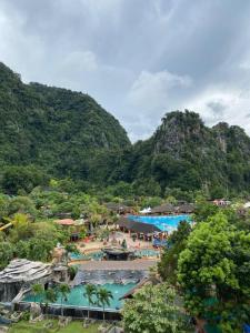 Kampong Batu LapanUp to 6 pax @ Sunway Onsen, Lost World Tambun的一个带两个游泳池和山脉的度假胜地