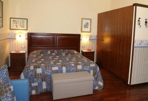 卡塔尼亚维特利亚阿尔玛鲁住宿加早餐旅馆的一间卧室配有一张带蓝色被子的大床