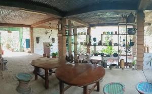 大吉岭塔哈加塔农家乐的客房设有2张桌子和椅子以及窗户。