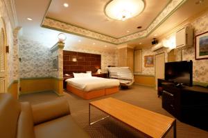 伊豆之国市HOTEL555 伊豆長岡的酒店客房,配有床和电视