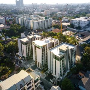 曼那Wellness Stay & Hotel Sukhumvit 107的城市空中景观和建筑