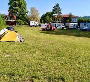 Balabanağa Çiftliği Camping的一片田野,有帐篷和一群露营者