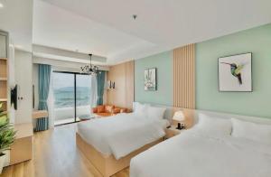 归仁TMS HONG MY QUY NHON BEACH的酒店客房设有两张床,享有海景。