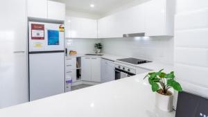 邦加里Uninterruped Waterviews的厨房配有白色家电和白色台面